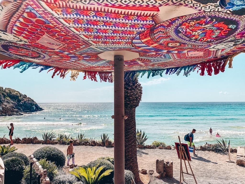 Aiyanna Ibiza Restaurant und Beach Club Schirme Hippie