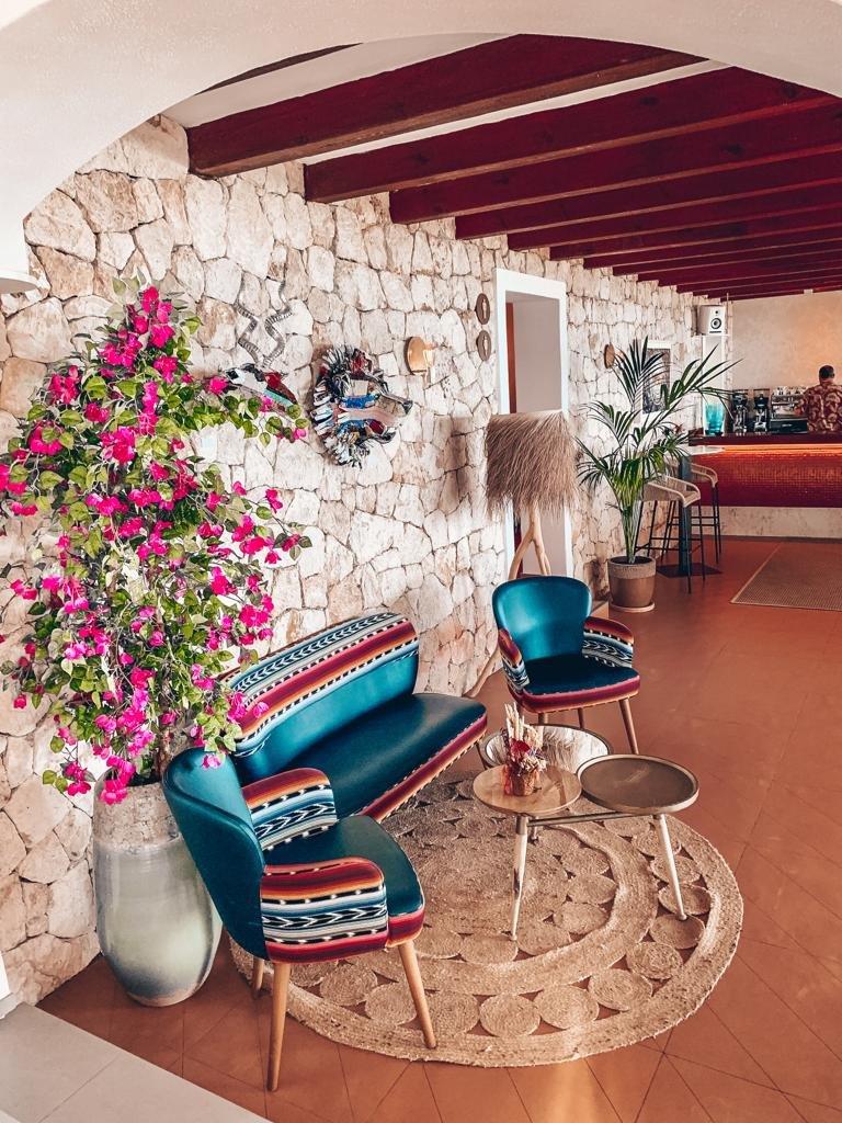 Aiyanna Ibiza Restaurant und Beach Club Hippie Deko Einrichtung