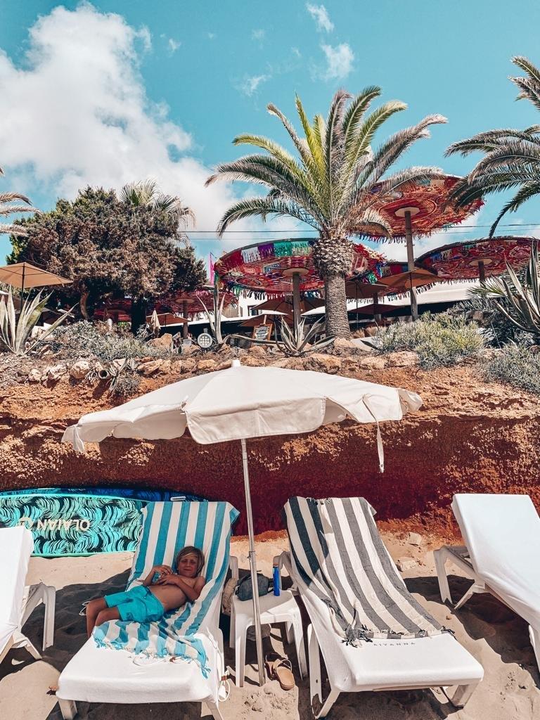 Aiyanna Ibiza Restaurant und Beach Club Strandliegen Verleih Schirme