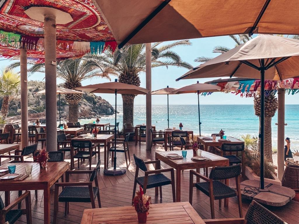 Aiyanna Ibiza Restaurant und Beach Club Boho Hippie Vibes Restaurant Terrasse