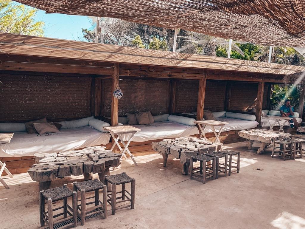 Atzaro Beach Restaurant Ibiza Liegen Boho