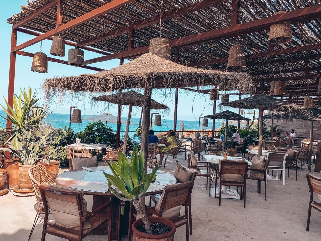 Atzaro Beach Restaurant Ibiza Terrasse Meerblick Boho Bohemian