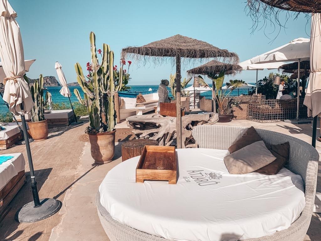 Atzaro Beach Restaurant Ibiza Boho Terasse Sunbed