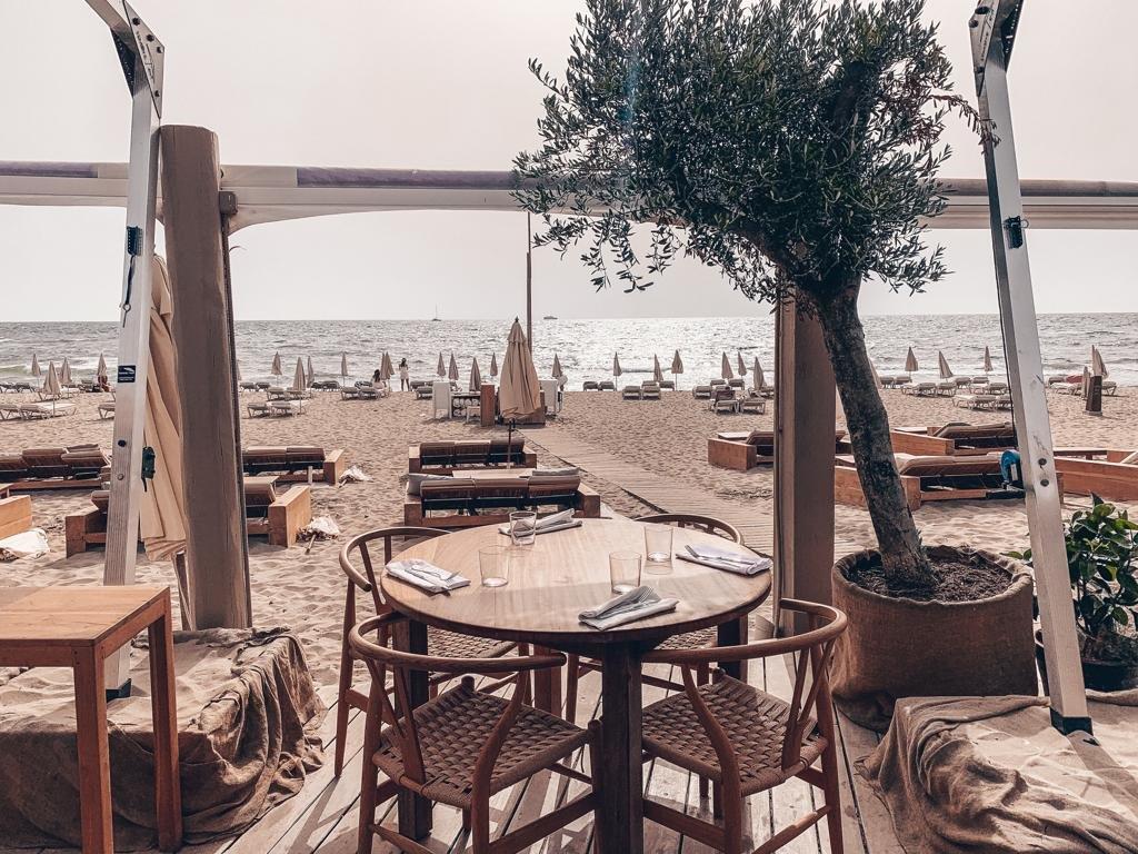 El Chiringuito Ibiza Cavallet Beach Club Strand mit Liegen