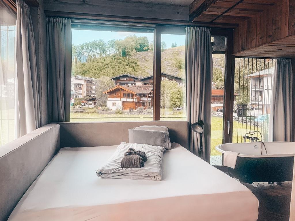 SEPP Alpine Boutique Hotel Adults Only Schlafzimmer Aussicht Badewanne