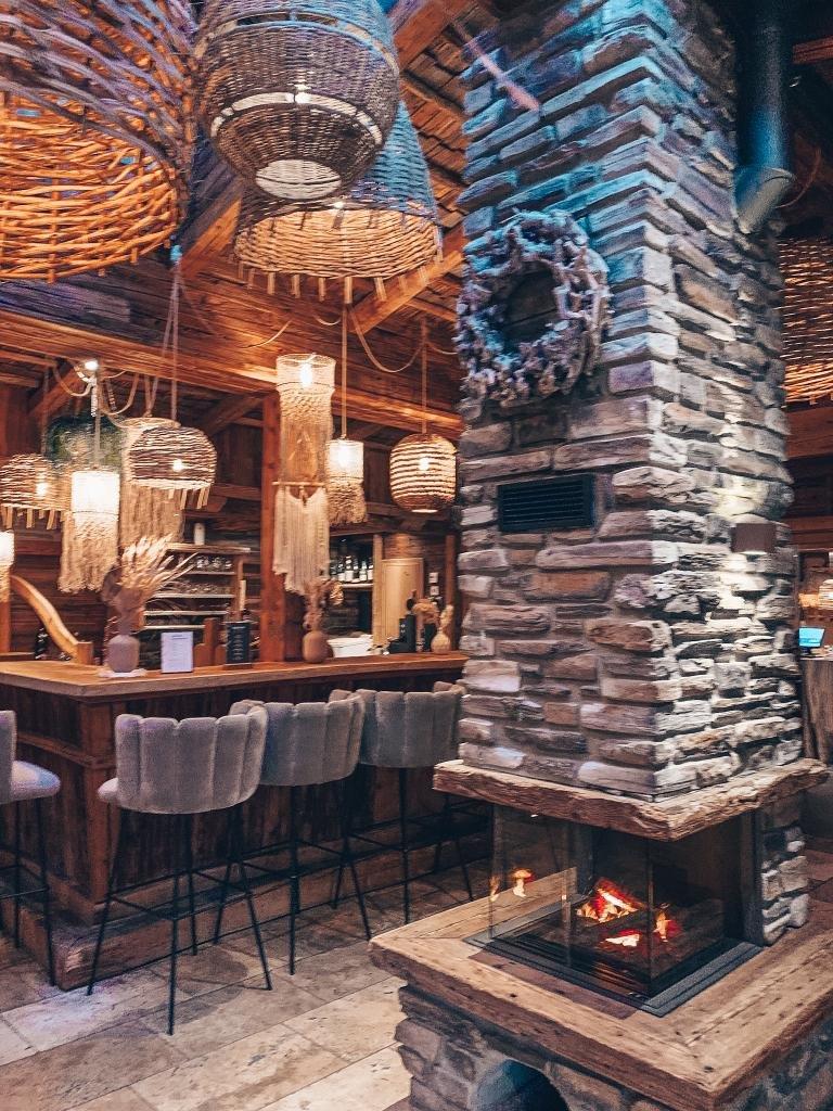 Boho Hotel Jufenalm bar mit Kamin