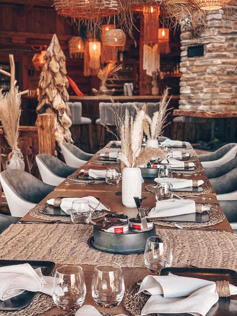 Boho Hotel Jufenalm Restaurant gedeckter Tisch