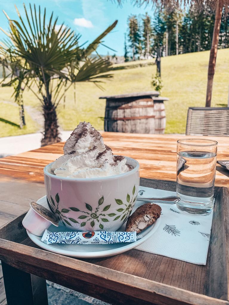 Boho Hotel Jufenalm Terasse Heiße Schokolade Kakao