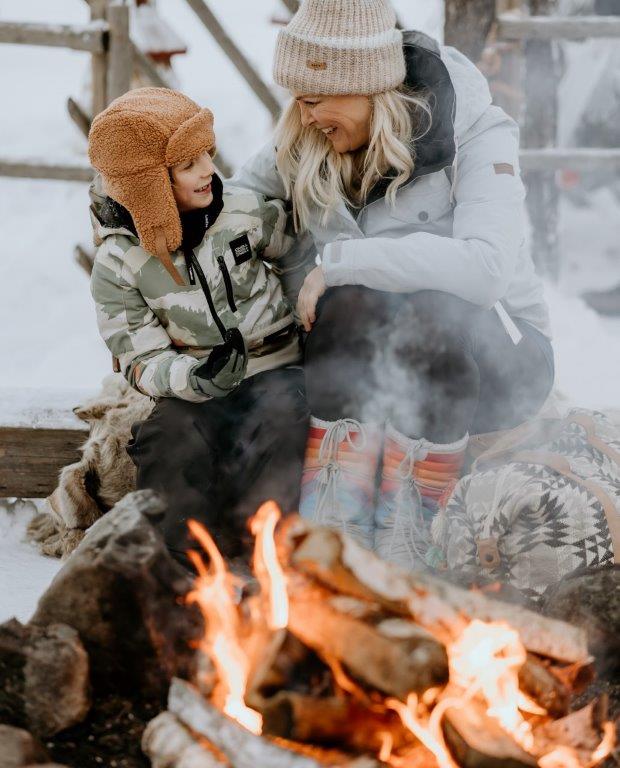 Lappland Winterzauber Weihnachtsmanndorf Lagerfeuer